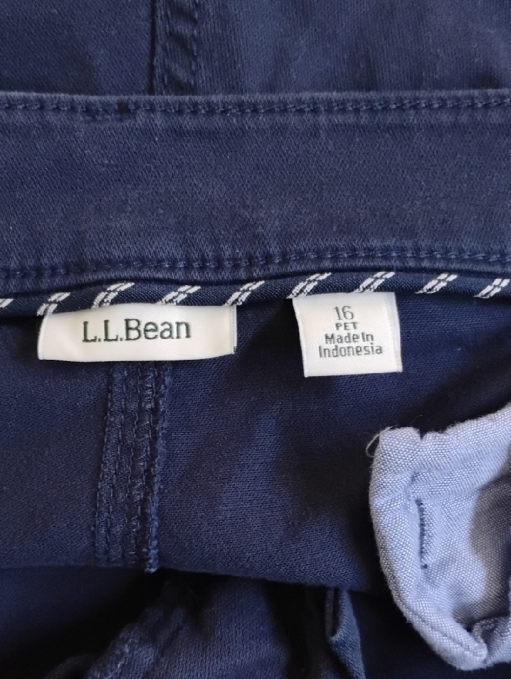 L.L. Bean Men's Straight Jeans in Navy Blue..Cotton.  Size 16 Petite..
